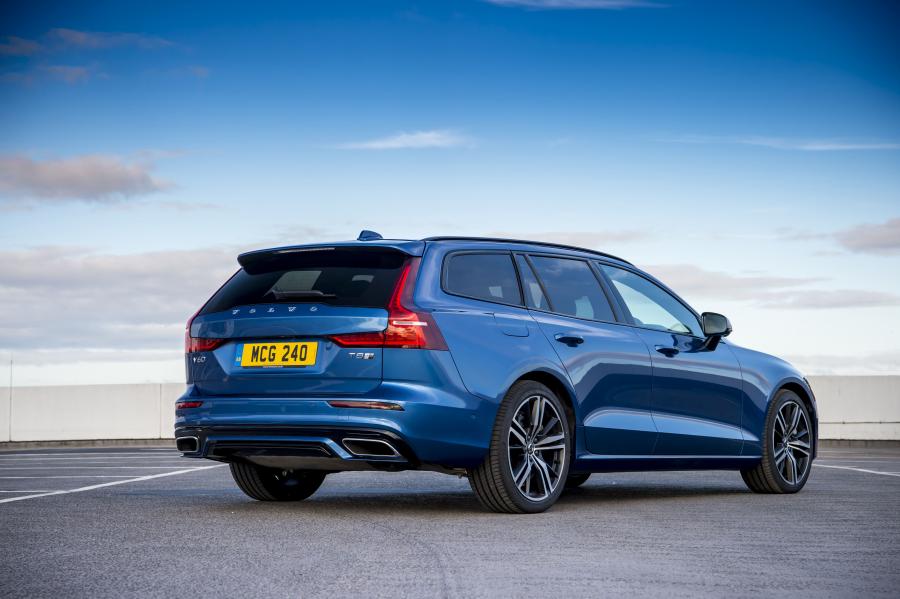  Volvo V60 T8 R-Design 2019 года  (UK) (фото 28 из 32)